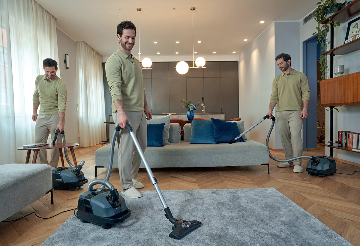 Απεικονίζεται άνδρας να σκουπίζει σε όλο το σπίτι.